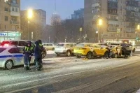 Три машины столкнулись в Москве из-за попавшей под педаль бутылки воды
