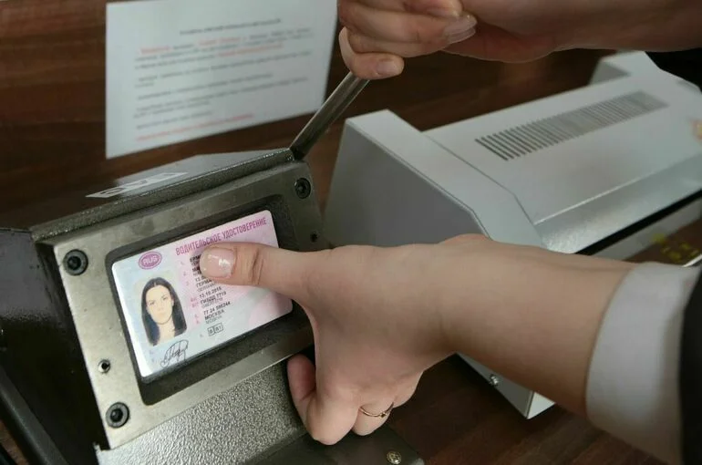 Срок действия истекающих в 2023 году водительских прав продлили на 3 года