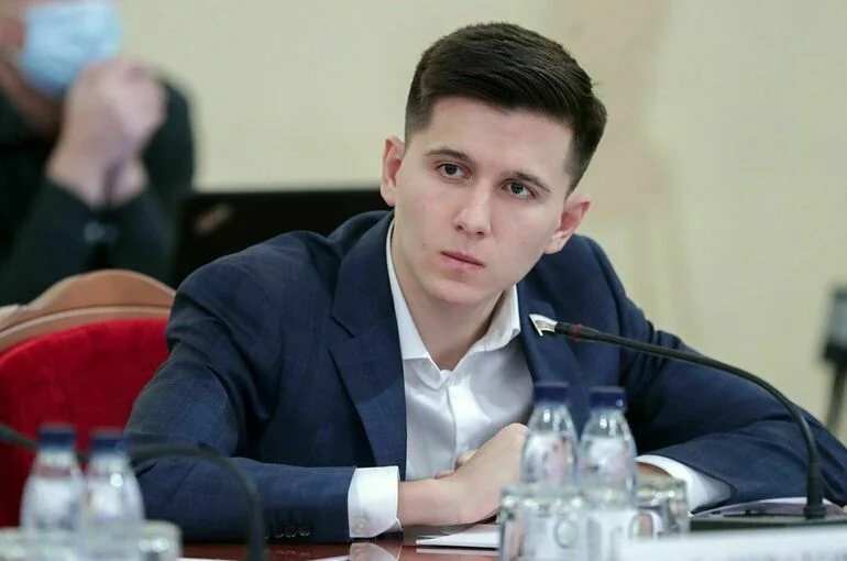 Мандат сложившего полномочия Максима Гулина передадут Анне Скрозниковой