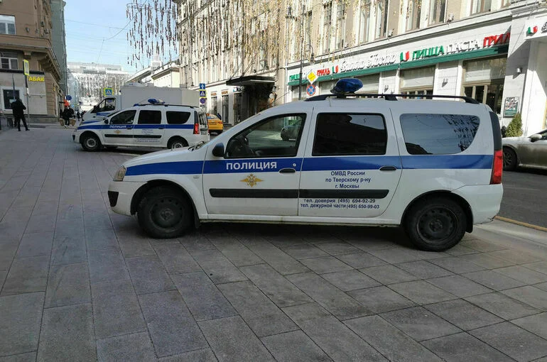 Парень на электросамокате сбил пешеходов в центре Москвы