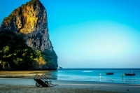 В Таиланде первые 6 туристов получили желтые и красные карточки