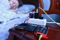 МЧС запретило класть мобильный телефон под подушку