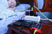 МЧС запретило класть мобильный телефон под подушку