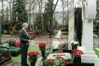Володин возложил цветы к памятнику режиссеру Говорухину