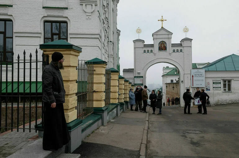 На территорию Киево-Печерской лавры зашли полицейские с автоматами