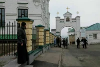 На территорию Киево-Печерской лавры зашли полицейские с автоматами