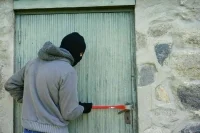 КС РФ рассказал, когда проникновение в помещение считается незаконным