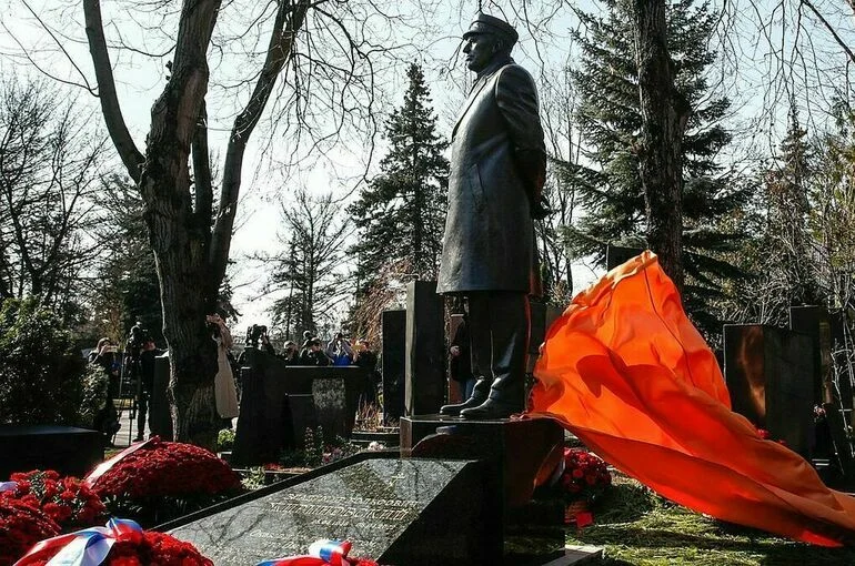 На Новодевичьем кладбище открыли памятник Владимиру Жириновскому