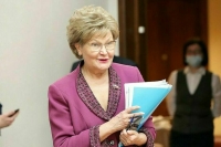 Минпросвещения разрешит иностранцам принимать в семью российских детей