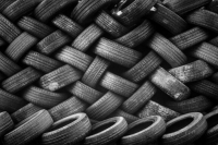 В Подмосковье загорелся склад с автошинами