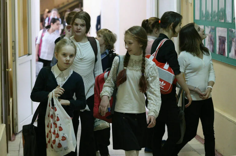 Двойняшек и тройняшек просят зачислять в первый класс одной школы