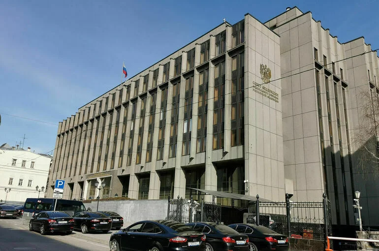В Совфеде обсуждают доклад о расследовании работы биолабораторий США