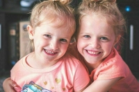 Двойняшек-первоклашек просят зачислять в одну школу