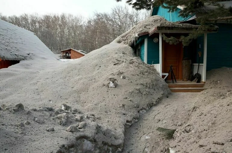 На Камчатке начали расчищать дороги после извержения вулкана Шивелуч