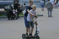 В Петербурге предлагают создать пешую полицию для контроля самокатчиков