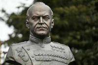 Военных экспертов и политологов напугали посылки с бюстом Жукова
