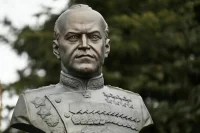 Военных экспертов и политологов напугали посылки с бюстом Жукова
