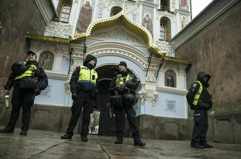 В Киево-Печерскую лавру не пускали прихожан из-за разминирования
