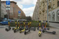 В Москве автомобиль сбил подростка на самокате на пешеходном переходе