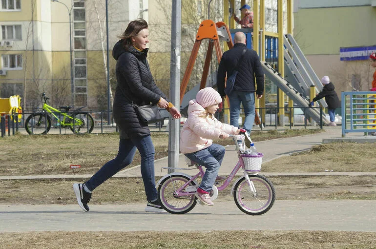 В Минтруде рассказали, кто считается единственным родителем