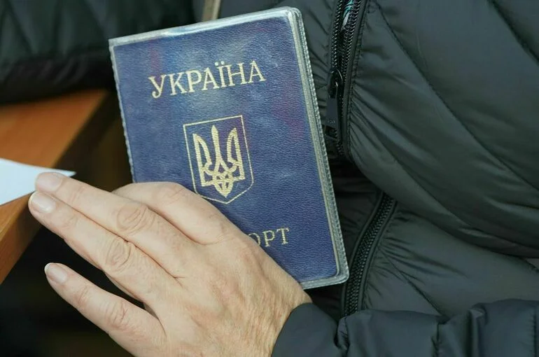 Верховную раду призвали убрать русский язык из старых украинских паспортов