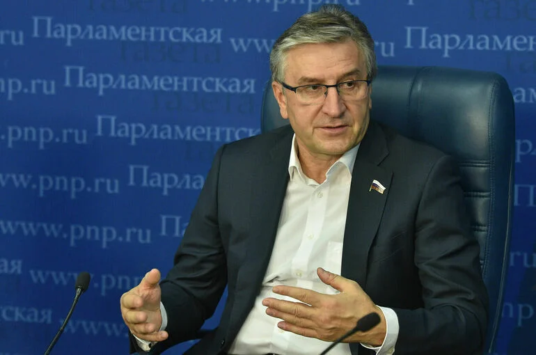 Фаррахов рассказал, сколько производственных аптек работает в стране