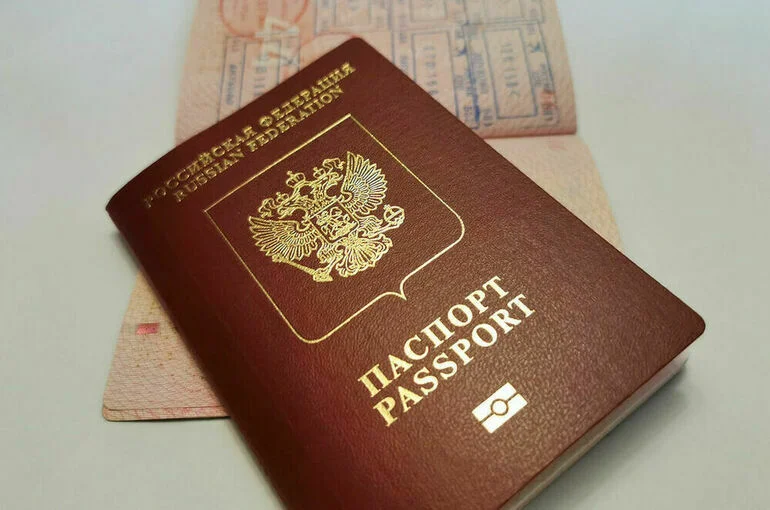 В каких случаях у россиянина могут изъять загранпаспорт