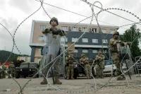 СМИ: Двое сербов ранено в столкновении с натовскими силами на севере Косова