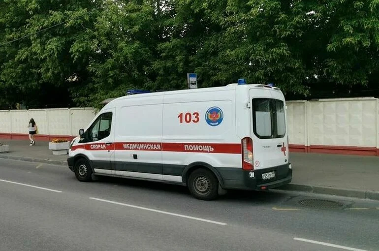 В подмосковных Мытищах автомобиль сбил пешеходов у здания колледжа