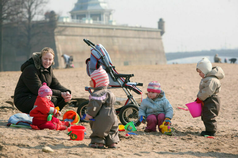 Путин поручил ускорить установление единого статуса многодетной семьи