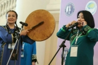 В Петербурге приняли северных женщин без галстуков