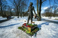 Памятник Пушкину в Риге облили краской в день независимости Латвии