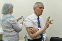 Онищенко: Прививать людей нужно на всех затопленных территориях у Каховской ГЭС