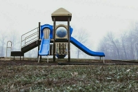 Дохлые крысы и следы крови: что еще можно встретить на детской площадке 