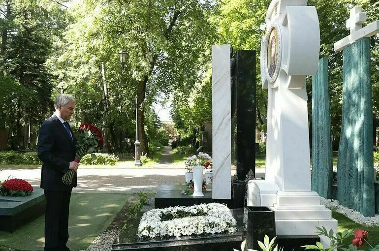 Вячеслав Володин возложил цветы к памятнику Станиславу Говорухину