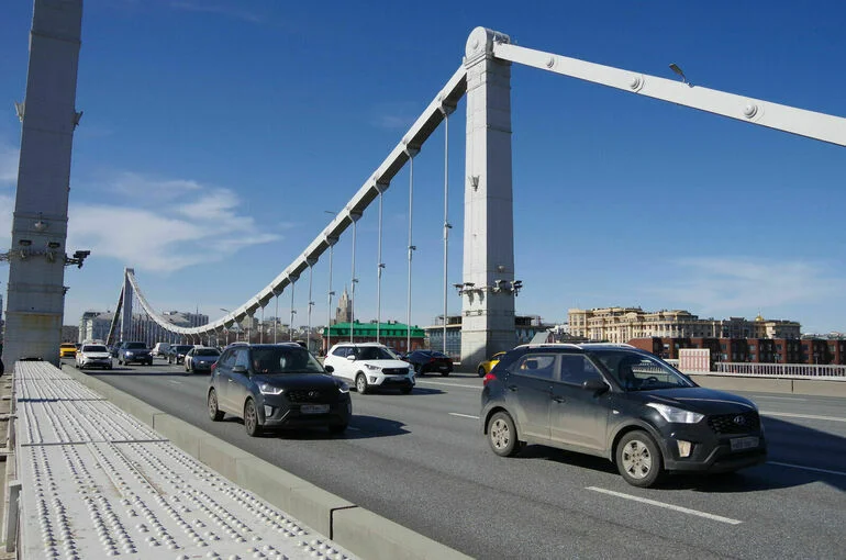 В Москве в течение суток с Крымского моста упали двое мужчин
