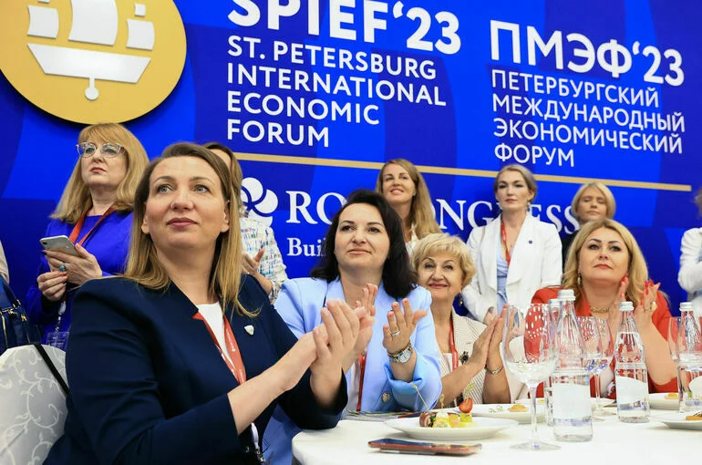 Российские женщины борются за гармонию, а не с мужчинами