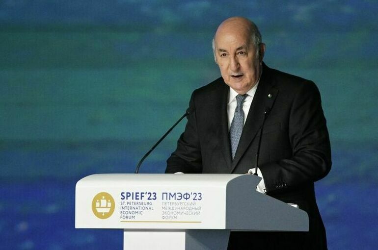 Президент Алжира заявил, что Россия играет важную роль в снижении остроты кризисов