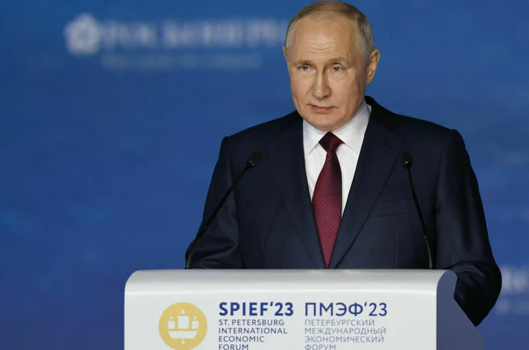 Путин поручил создать в России экономику высоких зарплат