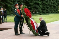 Путин возложил венок к Могиле Неизвестного Солдата 