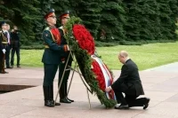 Путин возложил венок к Могиле Неизвестного Солдата 