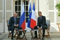 Макрон допустил телефонную беседу с Путиным, но сам звонить не намерен