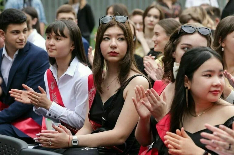 В Минпросвещения сообщили о переносе выпускных вечеров в ряде регионов