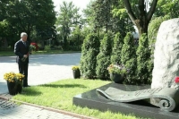 Володин возложил цветы к памятнику Евгению Примакову на Новодевичьем кладбище
