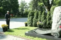 Володин возложил цветы к памятнику Евгению Примакову на Новодевичьем кладбище
