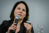 Бербок заявила, что Запад не планирует вмешиваться в ситуацию в России