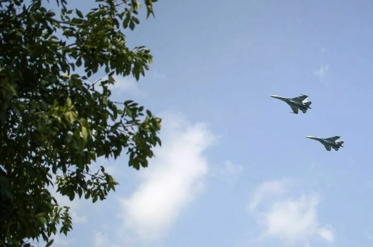 Российские Су-27 сопроводили два британских истребителя над Черным морем
