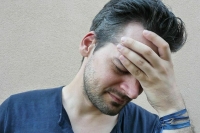 Врач объяснил, как избавиться от мигрени