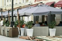 На летних верандах кафе предложили разрешить продажу алкоголя