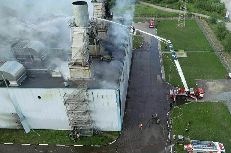 В Великом Новгороде загорелась Лужская ТЭЦ
